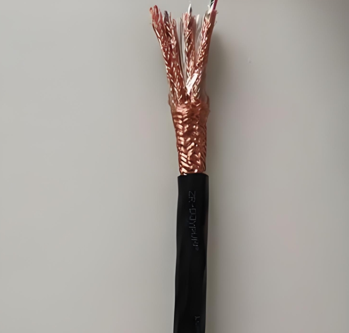 電纜作為電力傳輸的血脈,其性能直接影響到整個系統的可靠性.jpg 電纜作為電力傳輸的血脈,其性能直接影響到整個系統的可靠性.jpg